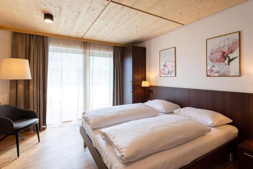 特雷芬育优酒店 的一间卧室设有一张大床和一个大窗户