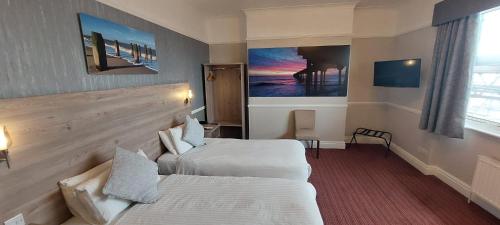 洛斯托夫特哈特菲尔德贝斯特韦斯特酒店的酒店客房设有两张床和窗户。