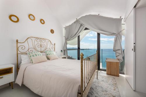 格拉纳达RentitSpain Casa Acantilado的一间卧室设有一张床,享有海景