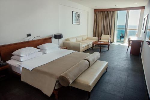 布德瓦阿文拉度假别墅的酒店客房设有一张大床和一张沙发。