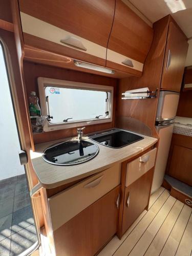 地拉那Camper Rent motorhome Albania的厨房配有水槽和台面