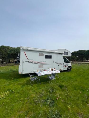 地拉那Camper Rent motorhome Albania的停泊在田野的圆顶,带桌椅