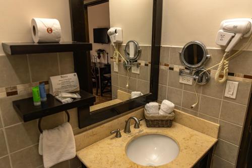 奇特雷Hotel Cubitá Boutique Resort & Spa的一间带水槽和镜子的浴室