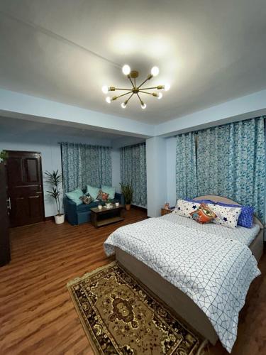 甘托克Bluebird'snest的一间卧室配有一张床和吊扇