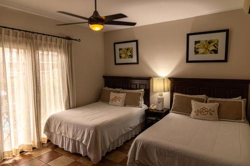 奇特雷Hotel Cubitá Boutique Resort & Spa的一间卧室配有两张床和吊扇