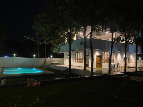 海得拉巴Dlr Tranquilla的一座晚上设有游泳池的房子