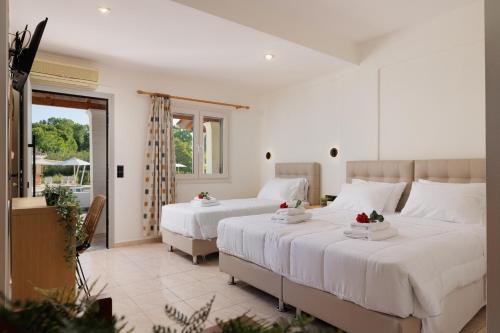 达西亚Santos Apartments & Studios的一间带两张床的卧室和一个阳台