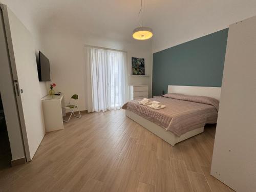 特拉帕尼Casa AnnaBella的一间卧室配有一张床,铺有木地板