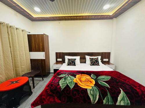 AyodhyaGoroomgo Ram Krishna Palace Ayodhya - Luxury Room - Top Rated and Most Awarded Hotel in Ayodhya - Best Seller的一间卧室配有一张带红色毯子的大床