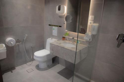 吉达فندق نارس بلس النزهة - Nars Plus Hotel的浴室配有卫生间、盥洗盆和淋浴。