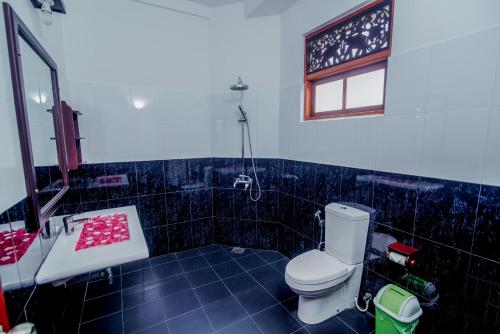 本托塔Lagoon Bentota Resort的一间带卫生间、水槽和镜子的浴室