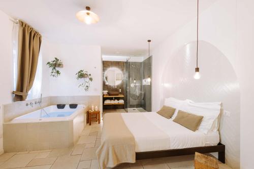 莫诺波利Dirium - exclusive rooms的一间卧室配有一张床和浴缸