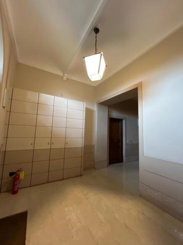 罗马HOTEL Villa Bertone的一间空房间,有大白墙
