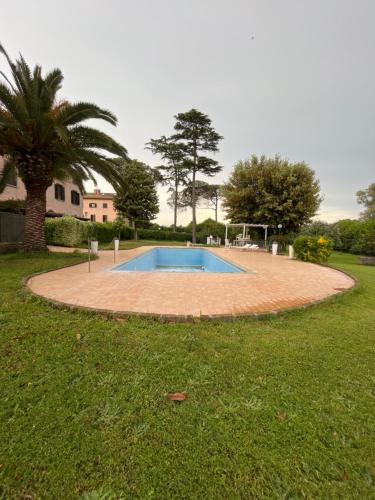 罗马HOTEL Villa Bertone的庭院中间的游泳池