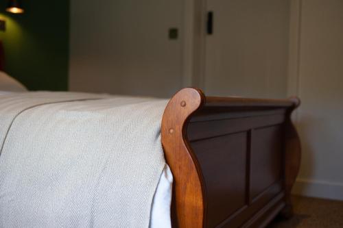 多切斯特The Fox & Hounds Inn的一张带白色床垫的木脚板
