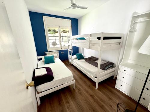 圣西普里亚诺德巴利亚尔塔CASA PARAÍSO PISCINA TRANQUILIDAD的一间卧室设有两张双层床和一扇窗户。