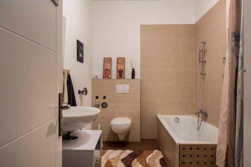汉堡Comfortable room in central location的浴室配有盥洗盆、卫生间和浴缸。
