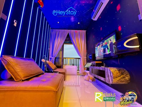 马六甲Bali Residence Melaka By Heystay Management的一间卧室配有一张床,并在一间客房内配有电视。