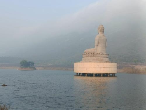 王舍城Nikunj Dorme的水体中间的大雕像