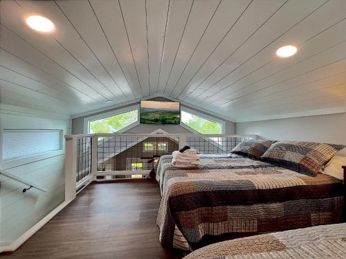 海厄沃西Retreat on the Lake的一间卧室配有两张床和一台平面电视