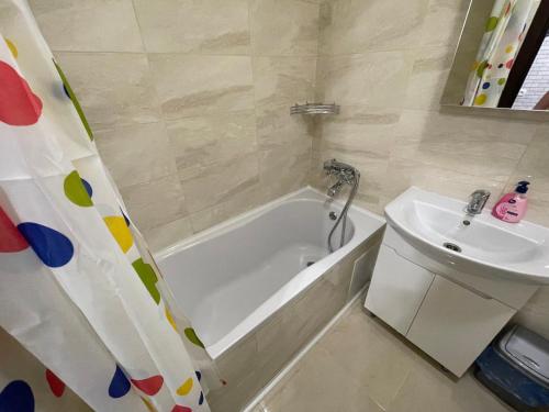 文尼察Затишна квартира для Вашої родини的带浴缸和盥洗盆的浴室