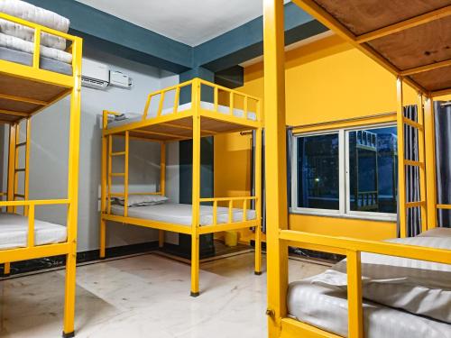 菩提伽耶Hostel Osara的一间黄色双层床间