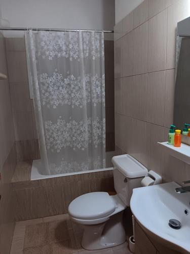 帕福斯Pari Holiday apartments的浴室配有卫生间、淋浴和盥洗盆。
