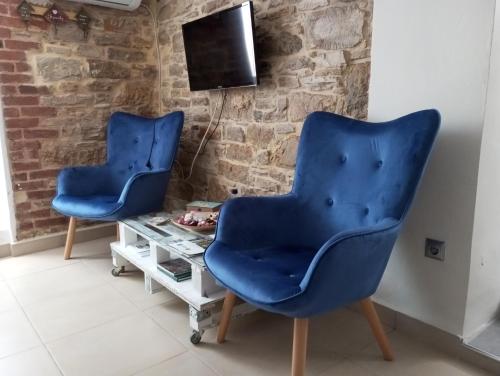 KatarráktisDora's house的客厅配有两张蓝色椅子和一张桌子