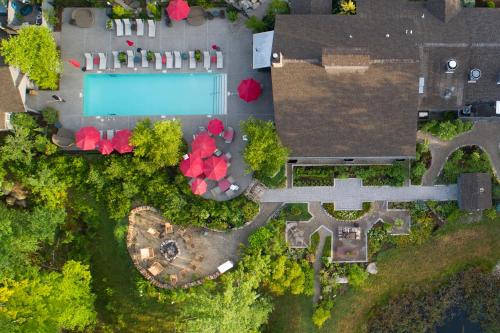 肯尼邦克港希登庞德度假村的享有带游泳池的庭院的顶部景致