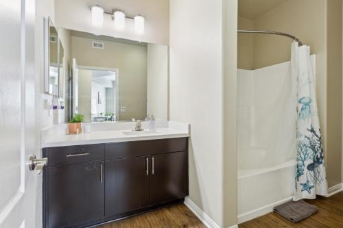 洛杉矶Modern 2bedroom Apartment with Pool的一间带水槽和淋浴的浴室