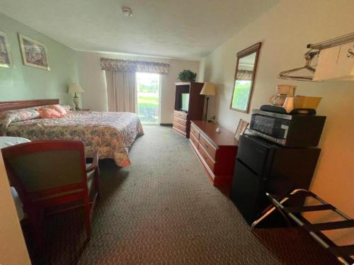 SusquehannaColonial Brick Inn & Suites的酒店客房设有两张床和电视。
