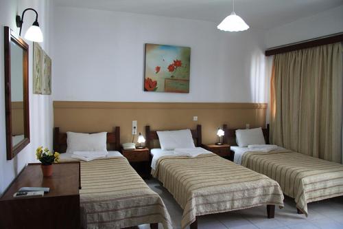 卡图纳耶克OYO KINGS HOTEL的一间酒店客房,房间内设有两张床