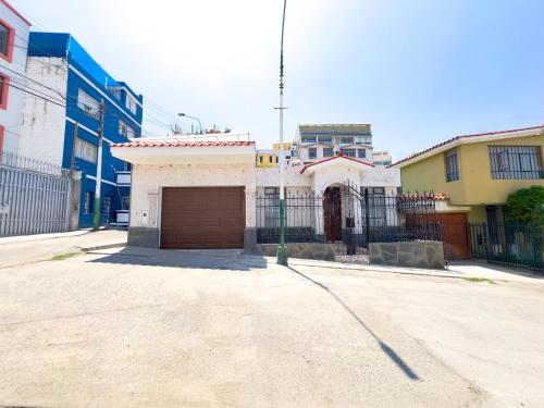 阿雷基帕Casa Vallecito的街道中间有车库的建筑