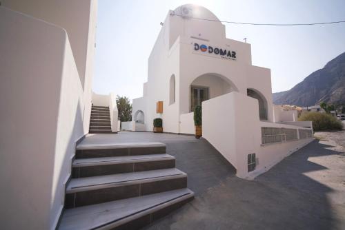 佩里萨Dodomar Selection的前面有楼梯的白色建筑