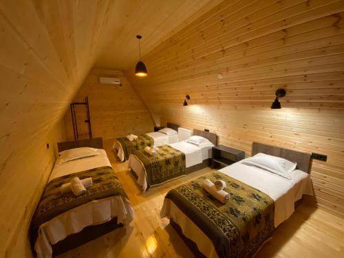 科布列季Cottage Eco house的一间阁楼卧室,房间内设有三张床