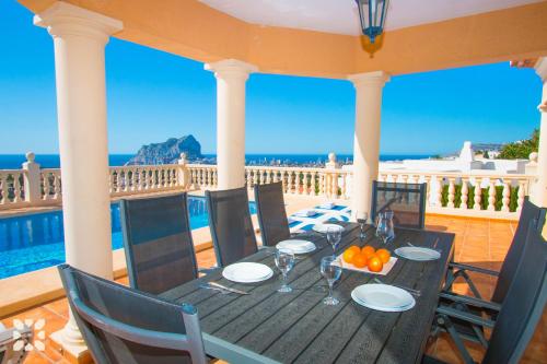 卡尔佩Villa Gran Sol by Abahana Villas的海景门廊上的桌子