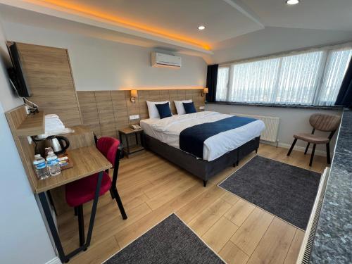 伊斯坦布尔The Blue Suites的酒店客房带一张床、一张桌子和椅子