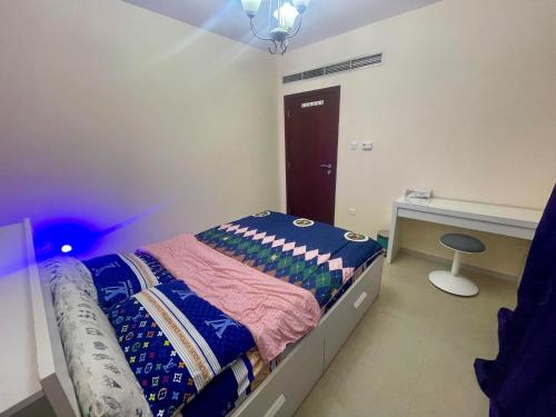 迪拜1 Bedroom Sanctuary Al Ghurair Mall的一间小卧室,配有一张床和一张书桌