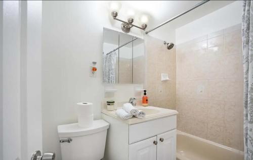 纽约Hotel Duplex with private roof desk的白色的浴室设有卫生间和淋浴。