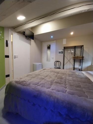 卡迈格拉特罗希拉诺B&B Staziona e Dormi的一间卧室,卧室内配有一张大床