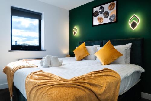 彼得伯勒Midsummer Apartments "Free On-Site Parking & Sky TV"的卧室配有一张带黄色枕头的大型白色床。