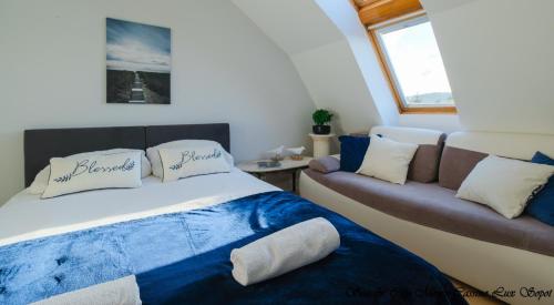 索波特Sea & City 50 m Monte Casinno 100 m Beach Apartments Lux Sopot的一间卧室配有一张床和一张沙发