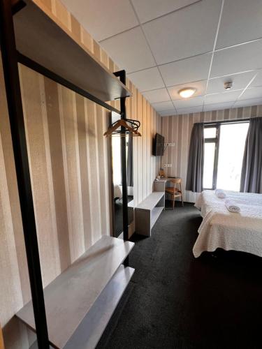 斯科加尔弗斯Hótel Skógafoss by EJ Hotels的配有一张床和一张书桌的酒店客房