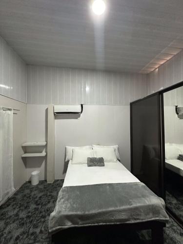 San AntonioCasa Buen Agüero的一间卧室设有一张大床和一个水槽