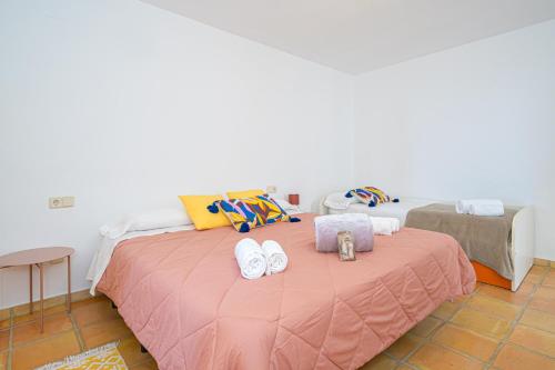 菲内斯特拉特Bahia Vista - Chalet adosado con vista al mar的一间卧室配有两张床,床上配有毛巾