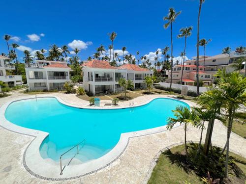 蓬塔卡纳DELUXE VILLAS BAVARO BEACH & SPA - best price for long term vacation rental的度假村游泳池的图片
