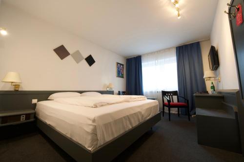 科隆梅里安酒店的酒店客房设有床和窗户。