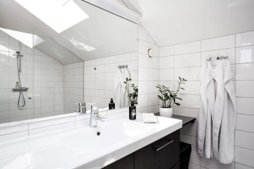 GlumslövLarge Architect designer home 800m from beach的白色的浴室设有水槽和镜子