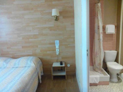 第戎拉马尔汀酒店的酒店客房设有一张床和一个卫生间。