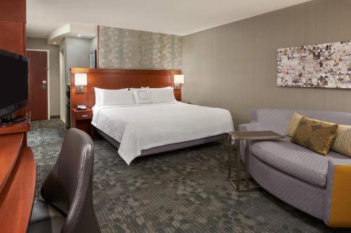 金斯顿金斯顿401公路万怡酒店的酒店客房,配有床和沙发